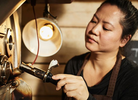 Roestmeisterin Karina bei der Arbeit