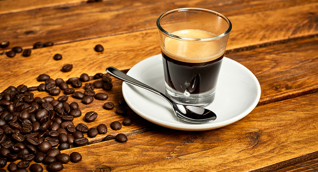 Espressotasse auf Untersetzer mit Kaffeelöffel